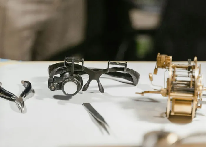 Using Professional jewelry eyewear to make a proper jewelry assessment