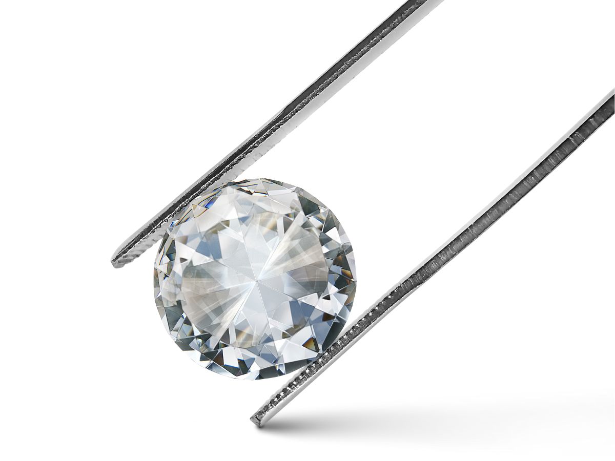 Tweezers holding a round-cut diamond