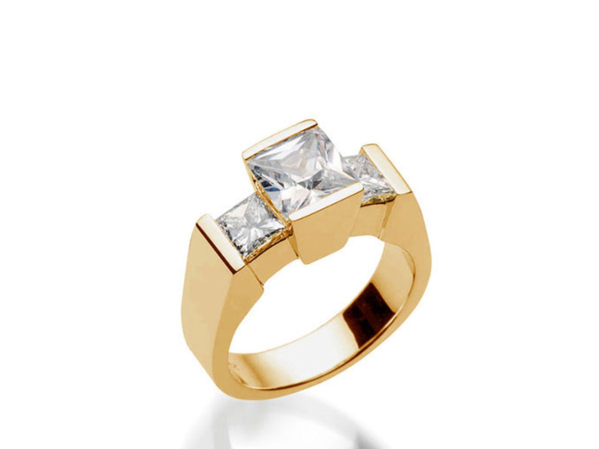 Yellow gold ring with three princess-cut diamonds