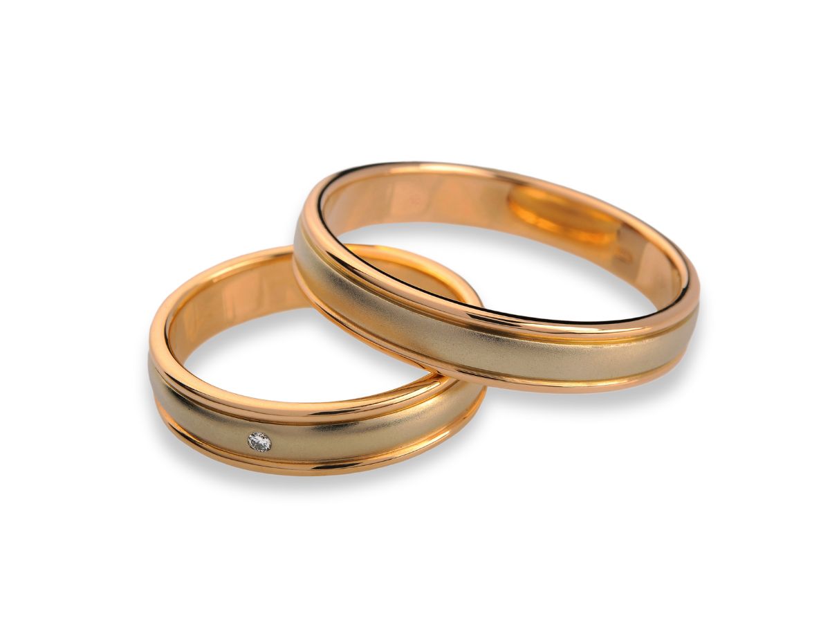Matching gold wedding bands with brushed metal