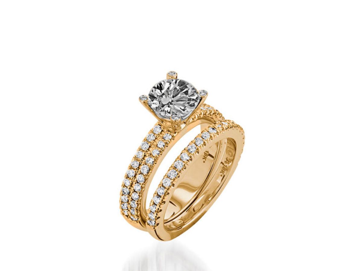 Gold bridal set with round solitaire and pavé band