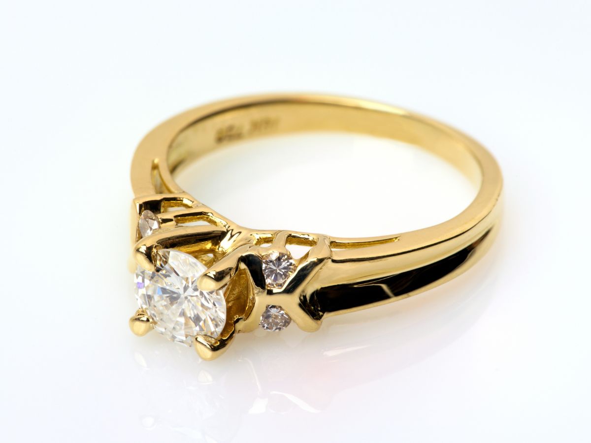 Yellow gold ring with round cut diamond center