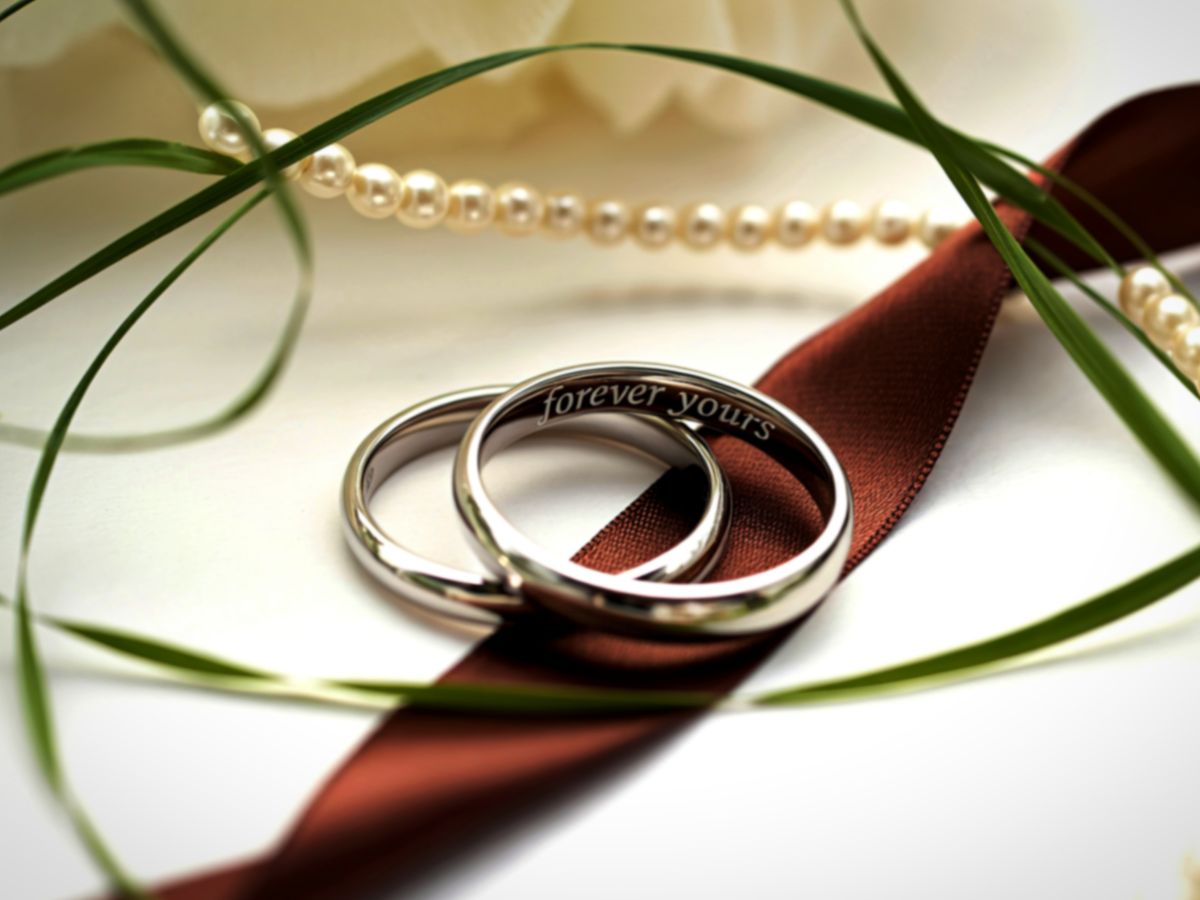 Engraved wedding rings with ribbon and pearls
