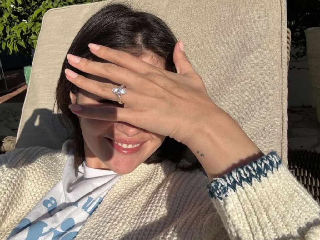 Selena Gomez wearing her engagement ring