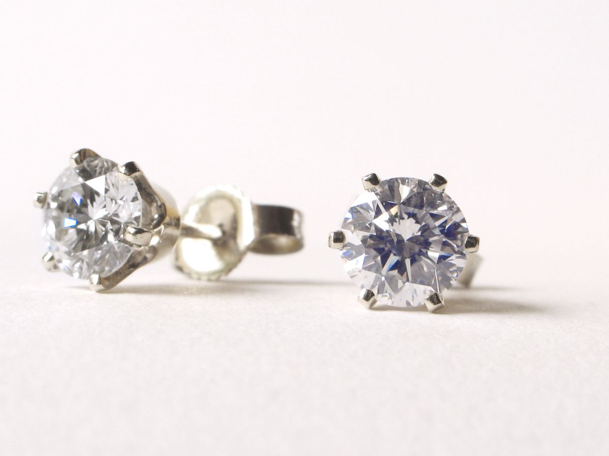 Round diamond stud earrings in white gold setting