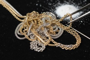 Detangling necklace chains with powder