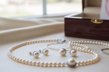 Classic pearl jewelry set display