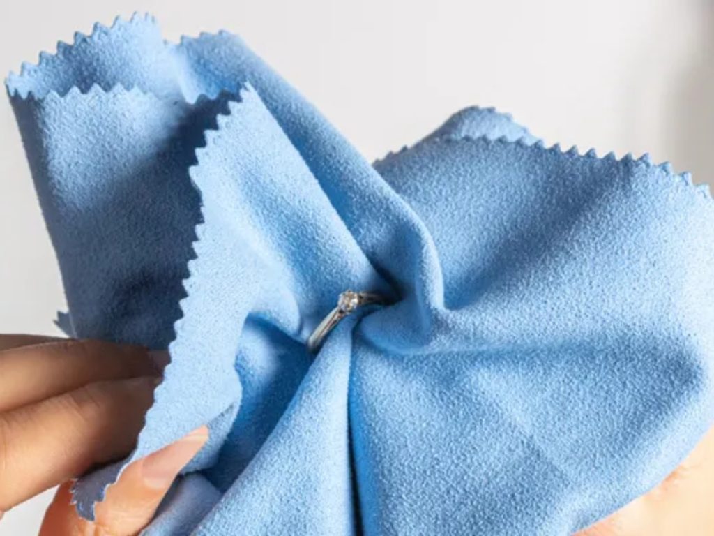 Wrapping ring in microfiber cleaning cloth