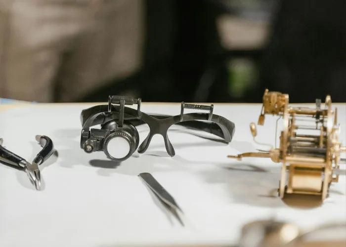 Using Professional jewelry eyewear to make a proper jewelry assessment